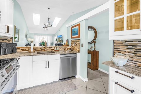 Condo in Treasure Island, Florida, 2 bedrooms № 2097296 - photo 5