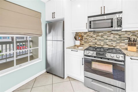 Condo in Treasure Island, Florida, 2 bedrooms № 2097296 - photo 4
