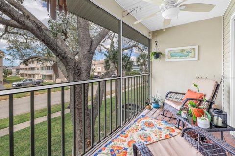 Condo in Treasure Island, Florida, 2 bedrooms № 2097296 - photo 23