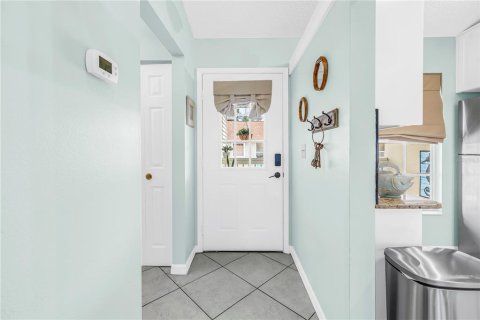 Condo in Treasure Island, Florida, 2 bedrooms № 2097296 - photo 8
