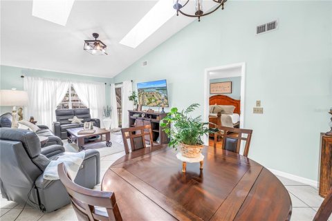 Condo in Treasure Island, Florida, 2 bedrooms № 2097296 - photo 11