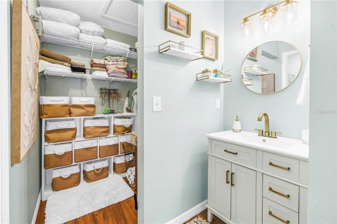 Condo in Treasure Island, Florida, 2 bedrooms № 2097296 - photo 18