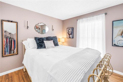Condo in Treasure Island, Florida, 2 bedrooms № 2097296 - photo 20