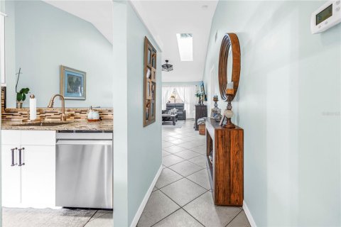 Condo in Treasure Island, Florida, 2 bedrooms № 2097296 - photo 2
