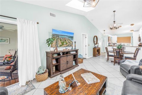 Condo in Treasure Island, Florida, 2 bedrooms № 2097296 - photo 14
