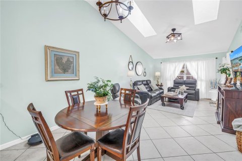 Condo in Treasure Island, Florida, 2 bedrooms № 2097296 - photo 10