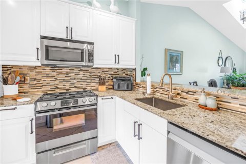 Condo in Treasure Island, Florida, 2 bedrooms № 2097296 - photo 3