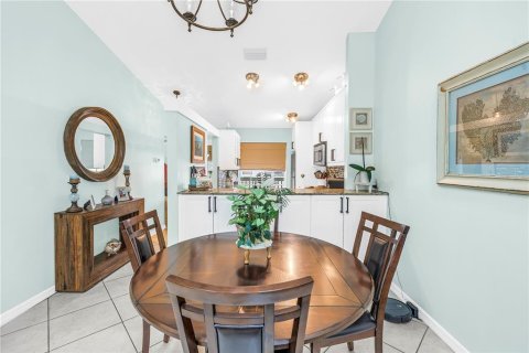 Condo in Treasure Island, Florida, 2 bedrooms № 2097296 - photo 9