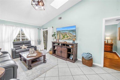 Condo in Treasure Island, Florida, 2 bedrooms № 2097296 - photo 12