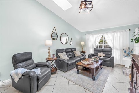 Condo in Treasure Island, Florida, 2 bedrooms № 2097296 - photo 13