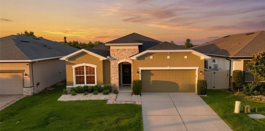 House in Clermont, Florida 4 bedrooms, 204.85 sq.m. № 2110210
