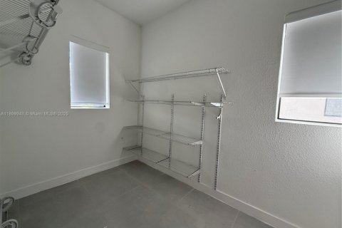 House in Florida City, Florida 5 bedrooms, 176.7 sq.m. № 2052739 - photo 17