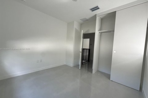 House in Florida City, Florida 5 bedrooms, 176.7 sq.m. № 2052739 - photo 22