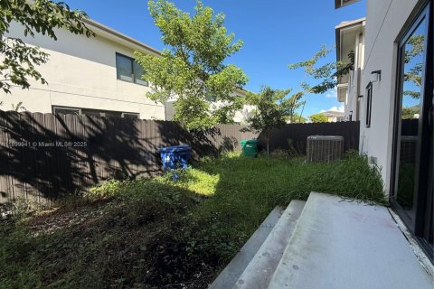 House in Florida City, Florida 5 bedrooms, 176.7 sq.m. № 2052739 - photo 12