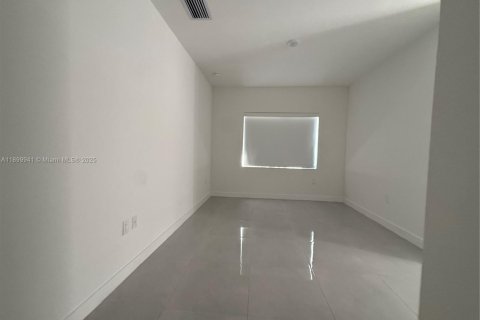 House in Florida City, Florida 5 bedrooms, 176.7 sq.m. № 2052739 - photo 16