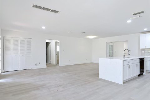 Casa en venta en Deltona, Florida, 3 dormitorios, 148.64 m2 № 2228246 - foto 8