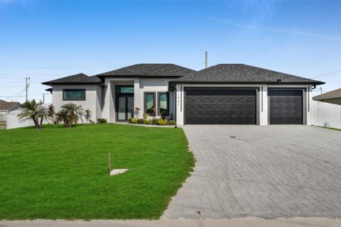 Купить виллу или дом в Кейп-Корал, Флорида 4 спальни, № 1975419 - фото 1