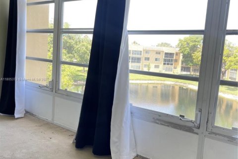 Condo in Tamarac, Florida, 2 bedrooms  № 1961004 - photo 4