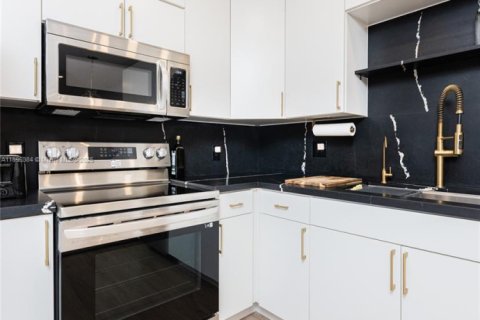 Condominio en venta en Hallandale Beach, Florida, 1 dormitorio, 92.9 m2 № 2076908 - foto 3