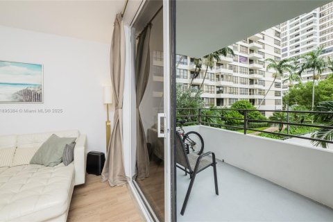 Condominio en venta en Hallandale Beach, Florida, 1 dormitorio, 92.9 m2 № 2076908 - foto 21