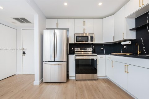 Condominio en venta en Hallandale Beach, Florida, 1 dormitorio, 92.9 m2 № 2076908 - foto 9