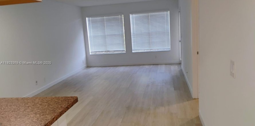 Кондоминиум с 1 спальней в Бока-Ратон, Флорида № 1976145