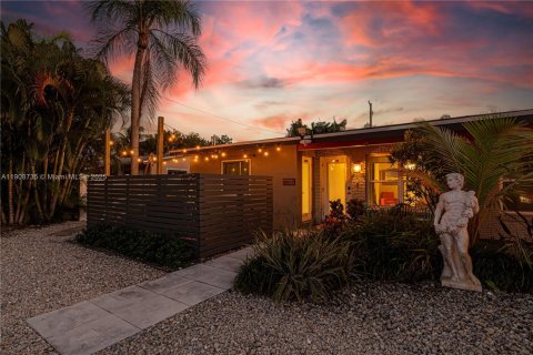 Commercial property in Wilton Manors, Florida 189.71 sq.m. № 2013619 - photo 1