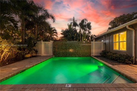 Commercial property in Wilton Manors, Florida 189.71 sq.m. № 2013619 - photo 11