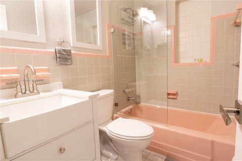 Commercial property in Wilton Manors, Florida 189.71 sq.m. № 2013619 - photo 17