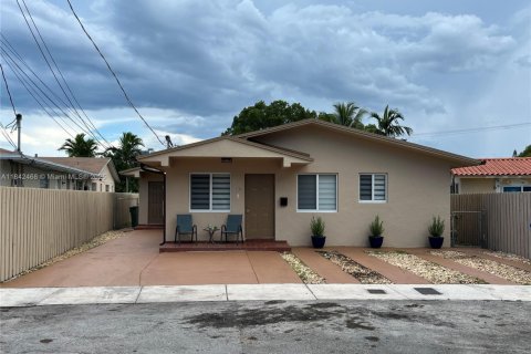 Touwnhouse à louer à Miami, Floride: 3 chambres, 130.06 m2 № 1834167 - photo 1