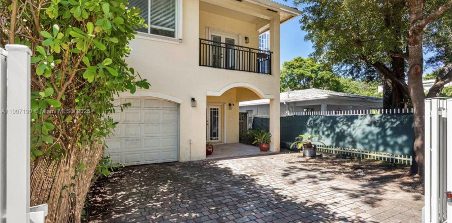 Townhouse in Miami, Florida 3 bedrooms, 223.34 sq.m. № 2012669