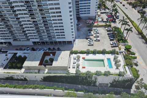 Copropriété à louer à Hallandale Beach, Floride: 1 chambre, 80.82 m2 № 2389626 - photo 2