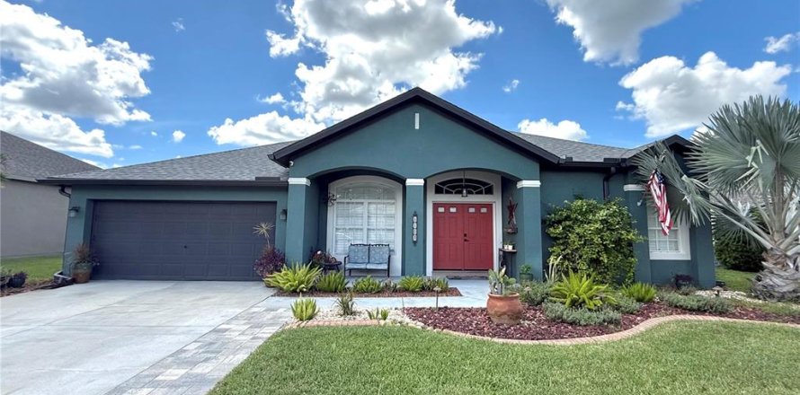 House in Land O' Lakes, Florida 4 bedrooms, 281.77 sq.m. № 2351453