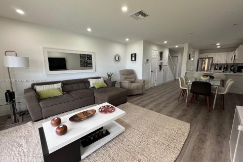 Condo in St. Lucie, Florida, 2 bedrooms  № 2012919 - photo 8