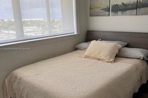 Condo in St. Lucie, Florida, 2 bedrooms  № 2012919 - photo 19