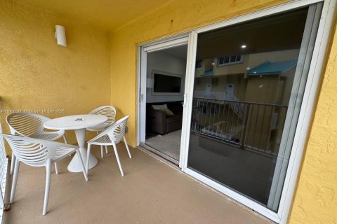 Condo in St. Lucie, Florida, 2 bedrooms  № 2012919 - photo 3