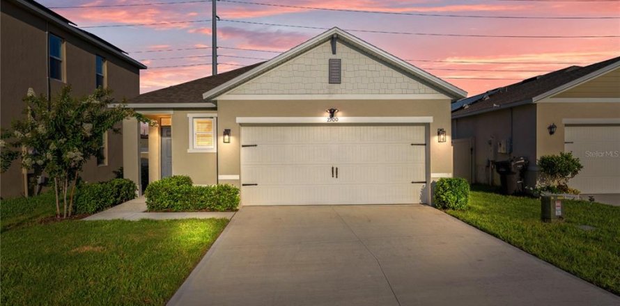 House in Poinciana, Florida 3 bedrooms, 148.64 sq.m. № 2210317