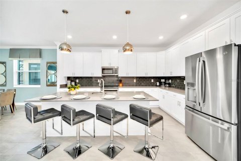 Casa en venta en Kissimmee, Florida, 6 dormitorios, 305.74 m2 № 1518996 - foto 2