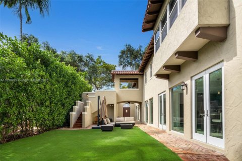 House in Coral Gables, Florida 4 bedrooms, 216.83 sq.m. № 1807703 - photo 1