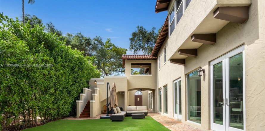 House in Coral Gables, Florida 4 bedrooms, 216.83 sq.m. № 1807703
