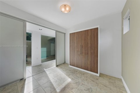 House in Coral Gables, Florida 4 bedrooms, 216.83 sq.m. № 1807703 - photo 16