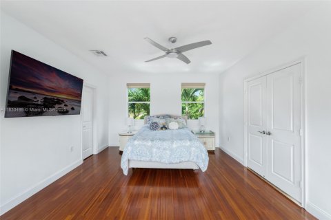 House in Coral Gables, Florida 4 bedrooms, 216.83 sq.m. № 1807703 - photo 21