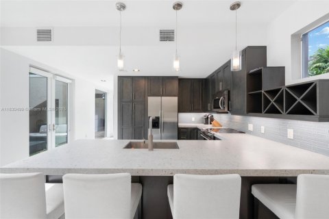 House in Coral Gables, Florida 4 bedrooms, 216.83 sq.m. № 1807703 - photo 9