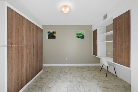 House in Coral Gables, Florida 4 bedrooms, 216.83 sq.m. № 1807703 - photo 18