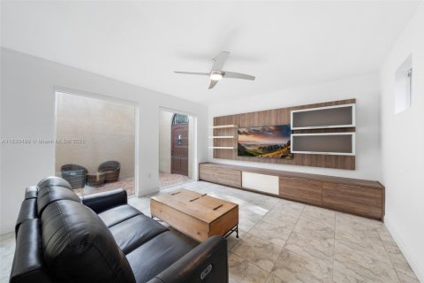 House in Coral Gables, Florida 4 bedrooms, 216.83 sq.m. № 1807703 - photo 12