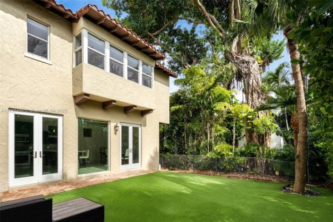 House in Coral Gables, Florida 4 bedrooms, 216.83 sq.m. № 1807703 - photo 3