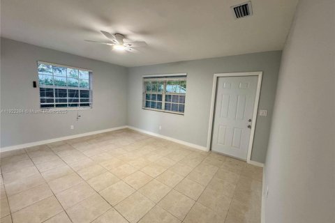 House in Fort Lauderdale, Florida 2 bedrooms, 161.74 sq.m. № 1976332 - photo 2