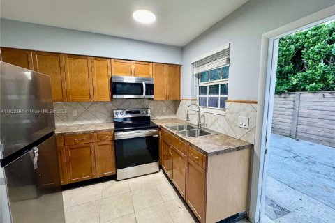 House in Fort Lauderdale, Florida 2 bedrooms, 161.74 sq.m. № 1976332