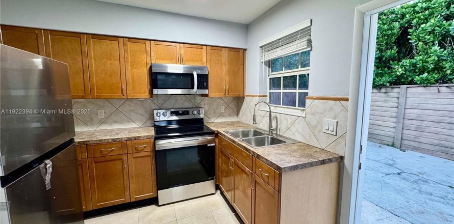 House in Fort Lauderdale, Florida 2 bedrooms, 161.74 sq.m. № 1976332