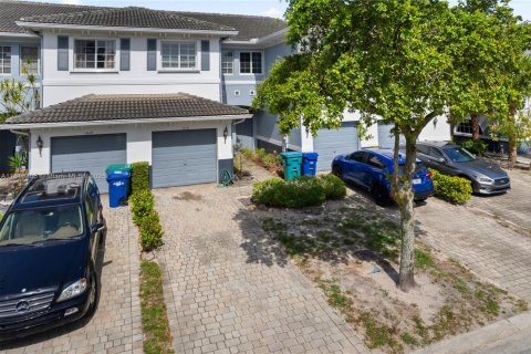 Townhouse in Lauderhill, Florida 2 bedrooms, 117.15 sq.m. № 1776342 - photo 2